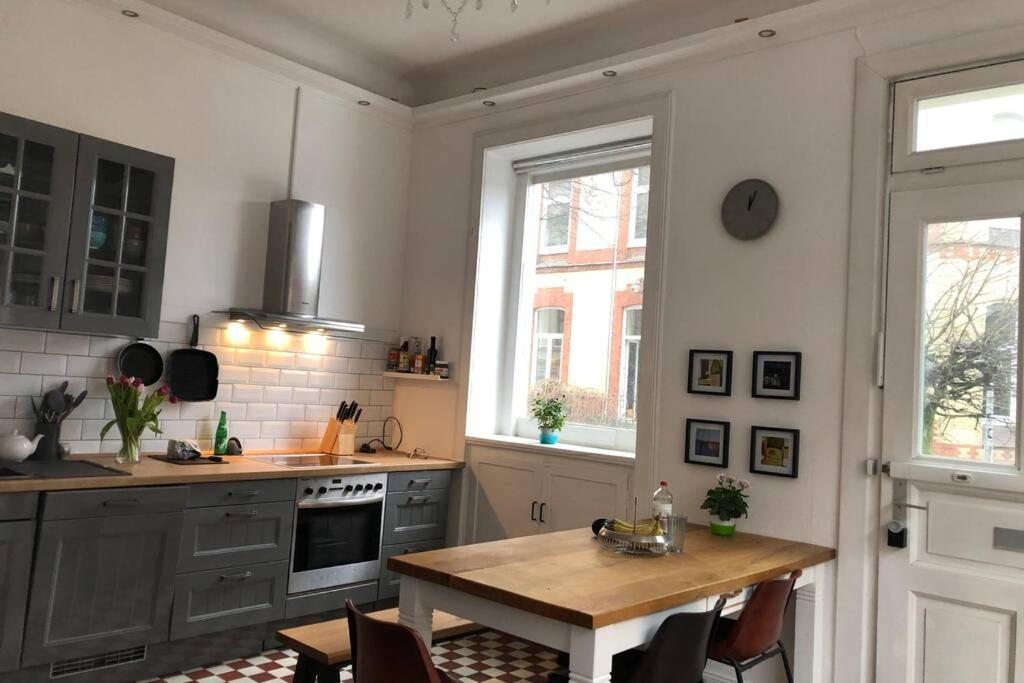 Grosszuegige 185M2-Altbauwohnung In Bestlage 7Zimmer-2Baeder-2Kuechen-2Wcs Hamburg Luaran gambar